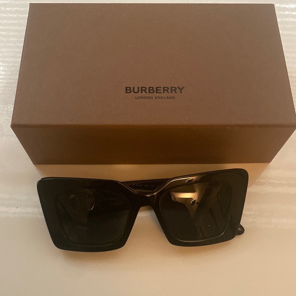 NEW BURBERRY DAISY SUNGLASSES BLACK 100% AUTHENTIC